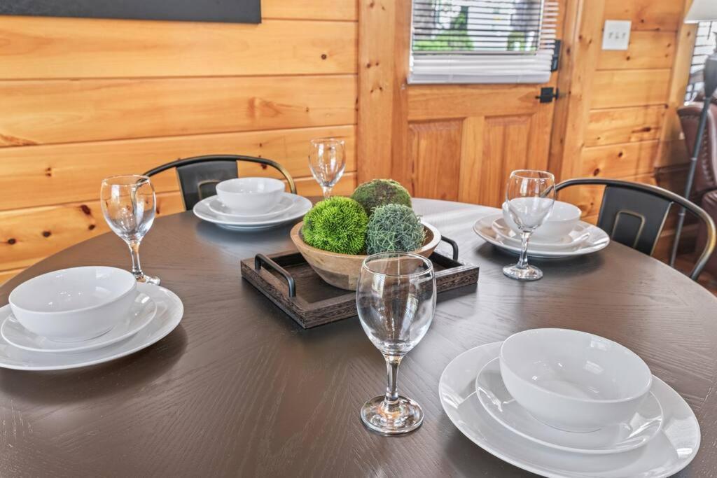 Cozy Cabin In The Smokies!!! Fully Furnished And Complete With Community Indoor And Outdoor Pools And Spas, Game And Fitness Rooms As Well As A Private Hot Tub Pigeon Forge Exterior foto