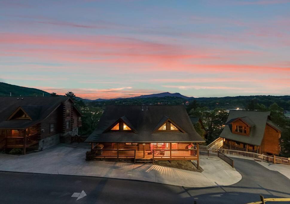 Cozy Cabin In The Smokies!!! Fully Furnished And Complete With Community Indoor And Outdoor Pools And Spas, Game And Fitness Rooms As Well As A Private Hot Tub Pigeon Forge Exterior foto