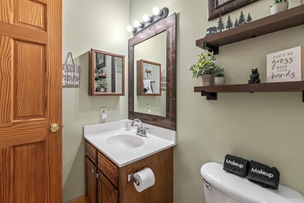Cozy Cabin In The Smokies!!! Fully Furnished And Complete With Community Indoor And Outdoor Pools And Spas, Game And Fitness Rooms As Well As A Private Hot Tub Pigeon Forge Exterior foto