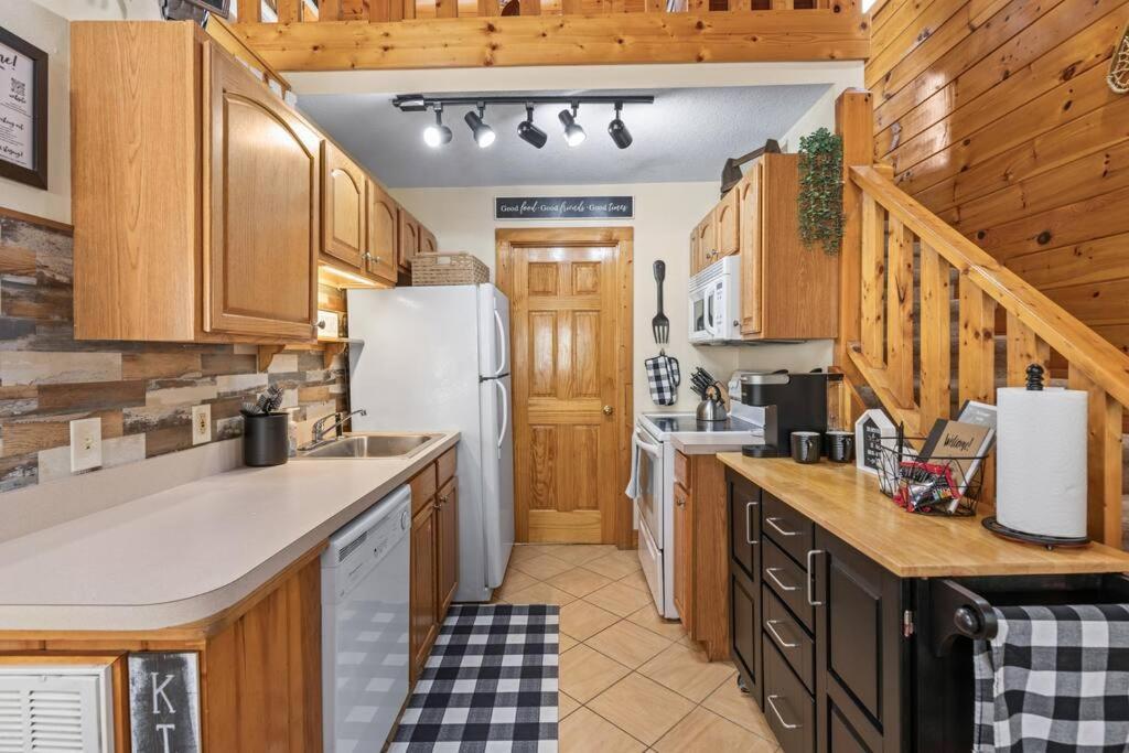 Cozy Cabin In The Smokies!!! Fully Furnished And Complete With Community Indoor And Outdoor Pools And Spas, Game And Fitness Rooms As Well As A Private Hot Tub Pigeon Forge Exterior foto