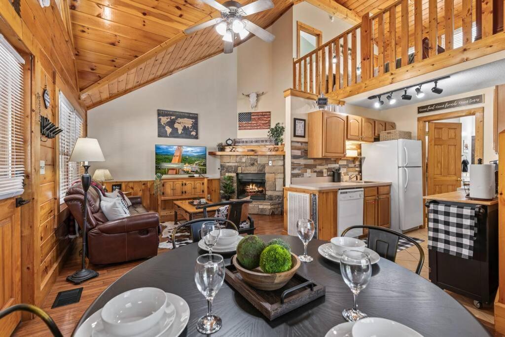 Cozy Cabin In The Smokies!!! Fully Furnished And Complete With Community Indoor And Outdoor Pools And Spas, Game And Fitness Rooms As Well As A Private Hot Tub Pigeon Forge Exterior foto