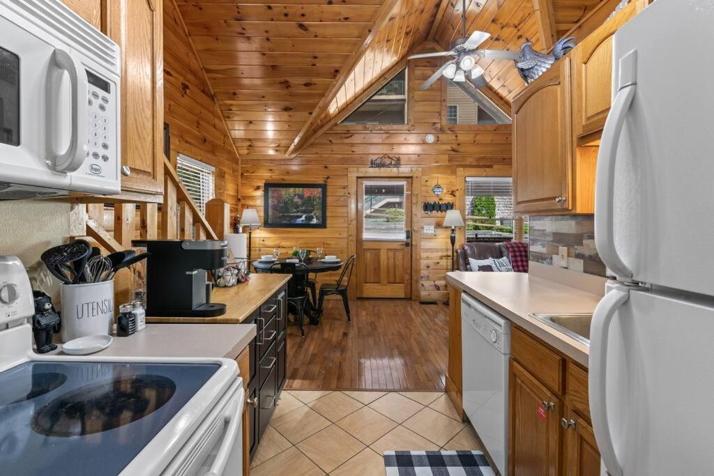 Cozy Cabin In The Smokies!!! Fully Furnished And Complete With Community Indoor And Outdoor Pools And Spas, Game And Fitness Rooms As Well As A Private Hot Tub Pigeon Forge Exterior foto